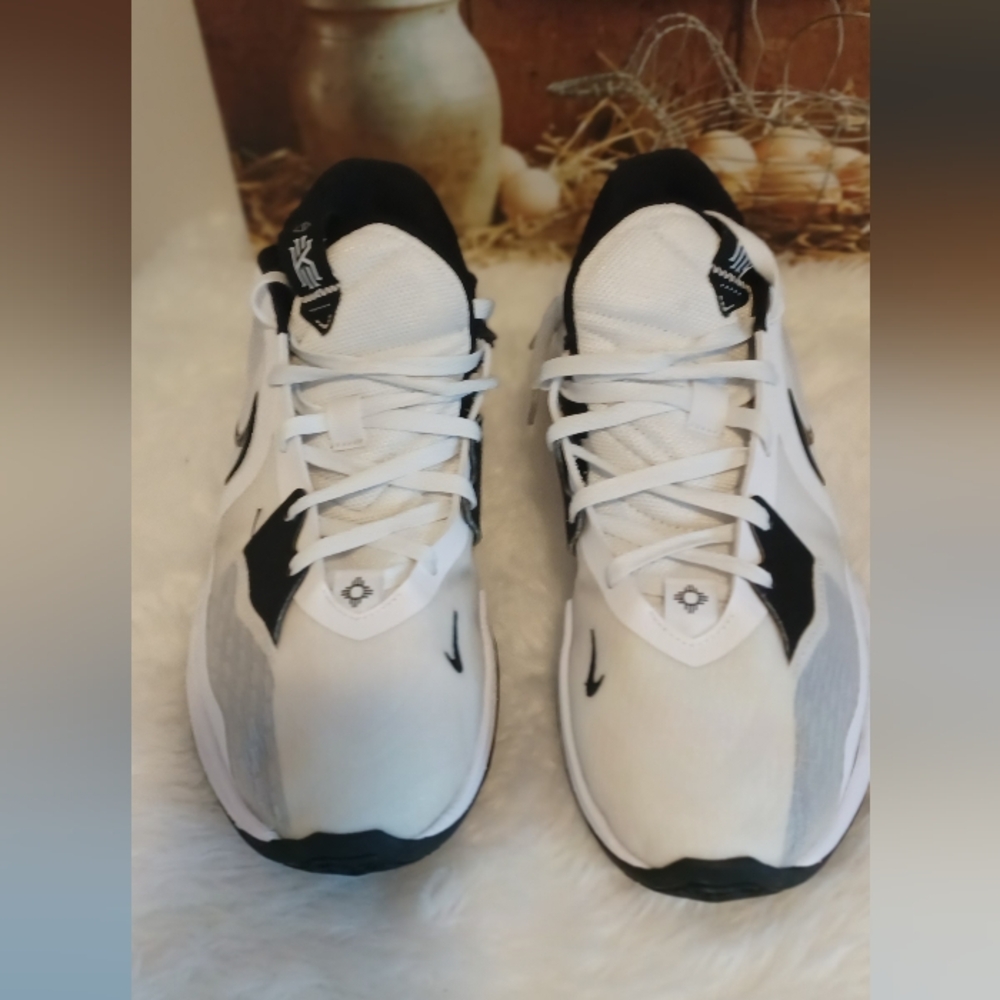NIKE KYRIE LOW STB WHITE/BLACK BASKETBALL SHOES SZ 13